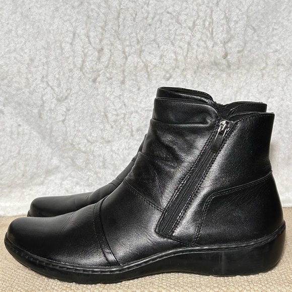 Clarks Womens Black Cora Pace Leather Side Zip Ankle Booties Shoes SZ 9.5M - Picture 2 of 11